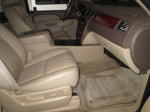 Used 2012 Chevrolet Suburban LT AWD/4WD image 4