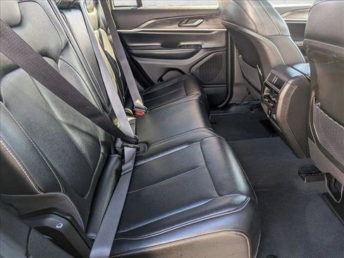 Used 2024 Jeep Grand Cherokee Limited image 20