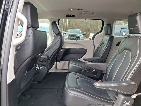 Used 2024 Chrysler Pacifica Touring-L image 10