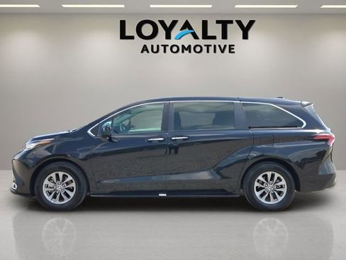 Used 2022 Toyota Sienna XLE FWD image 2