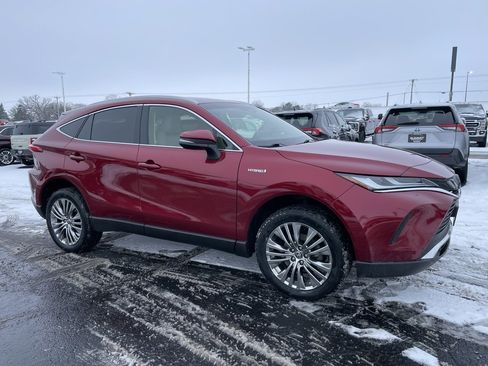 Used 2021 Toyota Venza XLE image 2