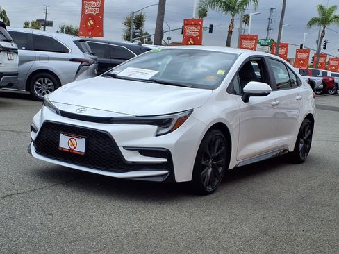 Certified 2025 Toyota Corolla SE w/ Convenience Package FWD image 3