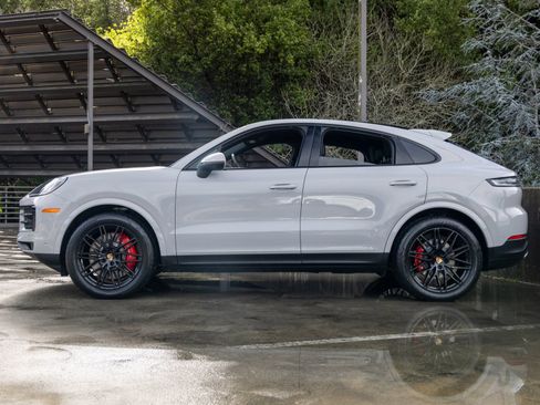 Certified 2025 Porsche Cayenne S image 2