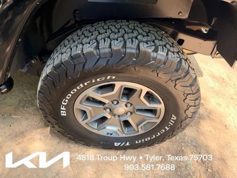 Used 2017 Jeep Wrangler Rubicon w/ Power Convenience Group AWD/4WD image 6