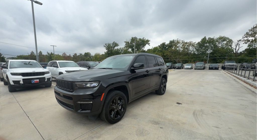 Used 2025 Jeep Grand Cherokee L Limited w/ Black Appearance Package RWD image 2