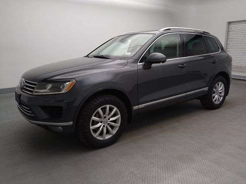 Used 2016 Volkswagen Touareg Sport image 2