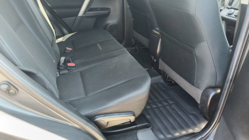 Used 2018 Toyota RAV4 LE FWD image 12