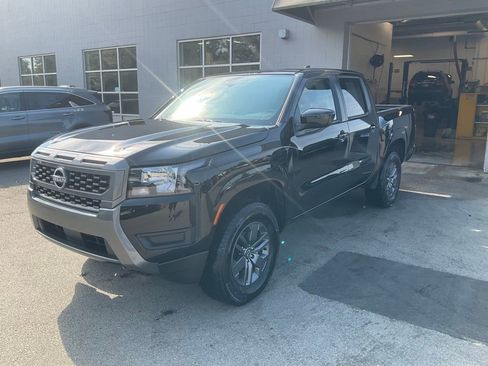 Used 2025 Nissan Frontier SV image 3