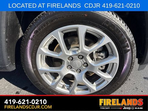 Used 2024 Jeep Compass Latitude w/ Sun and Sound Group AWD/4WD image 12