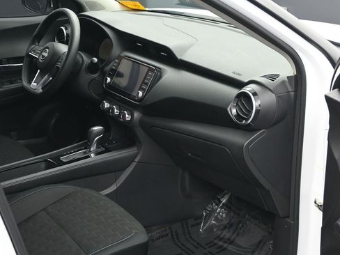 Used 2023 Nissan Kicks SV image 6