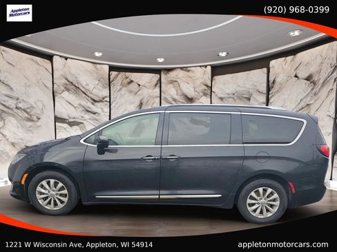 Used 2019 Chrysler Pacifica Touring-L image 1