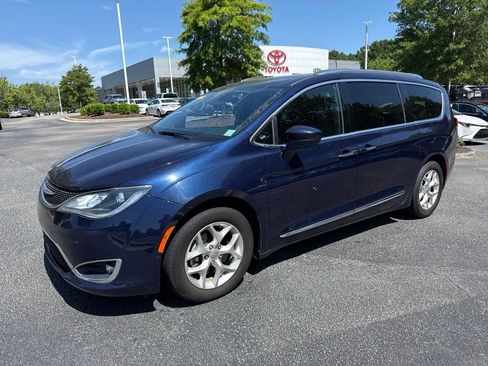 Used 2020 Chrysler Pacifica Touring-L FWD image 1