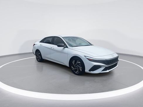 Certified 2025 Hyundai Elantra SEL FWD image 2
