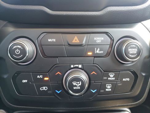 Used 2023 Jeep Renegade Latitude AWD/4WD image 18