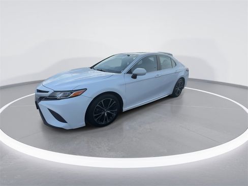 Used 2018 Toyota Camry SE image 4