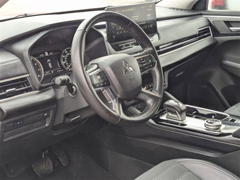 Used 2025 Mitsubishi Outlander SE image 14