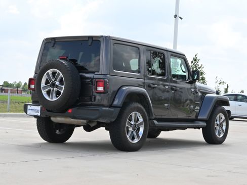 Used 2018 Jeep Wrangler Unlimited Sahara image 9