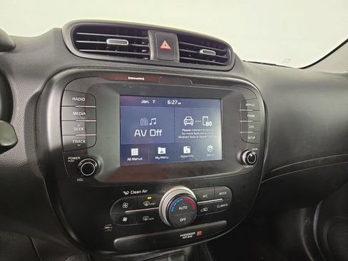 Used 2018 Kia Soul + image 17