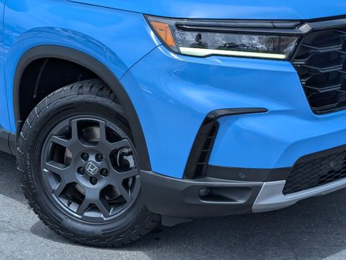 Used 2025 Honda Pilot TrailSport image 11