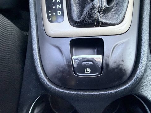 Used 2016 Jeep Cherokee Latitude AWD/4WD image 5