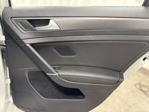 Used 2019 Volkswagen Golf SE image 30
