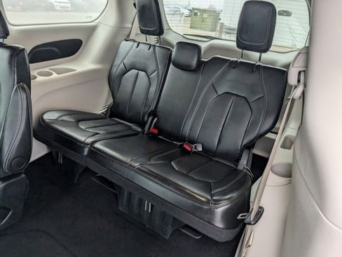 Used 2024 Chrysler Pacifica Touring-L image 20