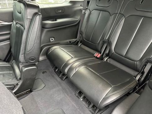 Used 2023 Jeep Grand Cherokee L Limited w/ Black Appearance Package AWD/4WD image 12
