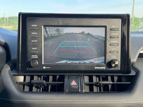 Used 2021 Toyota RAV4 LE AWD/4WD image 3