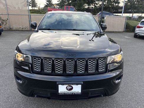 Used 2018 Jeep Grand Cherokee Altitude image 2
