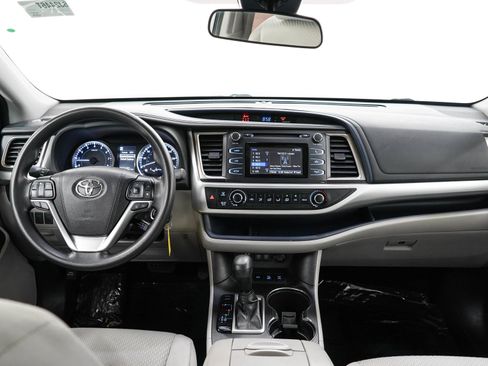 Used 2018 Toyota Highlander LE AWD/4WD image 16
