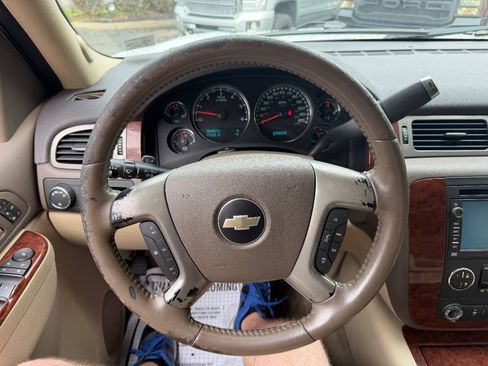 Used 2010 Chevrolet Suburban LTZ RWD image 13