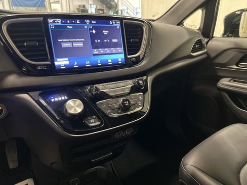 Used 2025 Chrysler Pacifica Select image 22