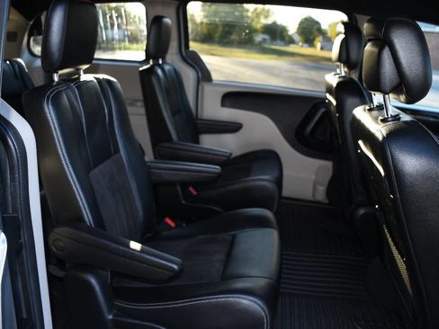 Used 2019 Dodge Grand Caravan SXT image 24