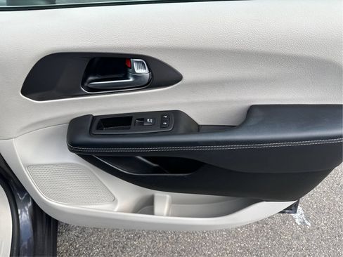 Used 2023 Chrysler Pacifica Touring-L FWD image 21