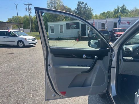 Used 2012 Kia Sorento LX w/ Convenience Pkg image 8