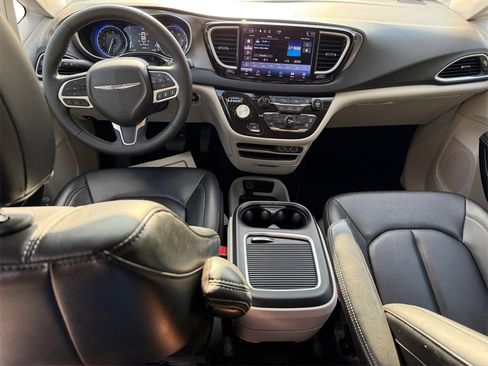 Certified 2024 Chrysler Pacifica Touring-L image 10