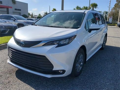 New 2026 Toyota Sienna XLE image 8