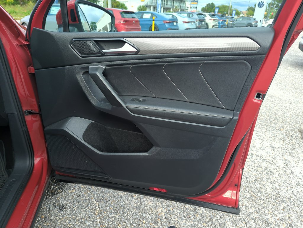 Used 2023 Volkswagen Tiguan SE w/ Panoramic Sunroof Package FWD image 33