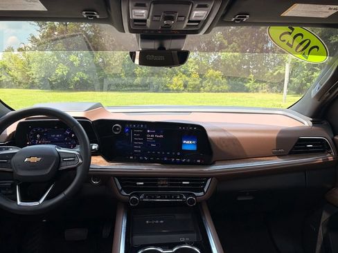 Used 2025 Chevrolet Suburban High Country AWD/4WD image 19