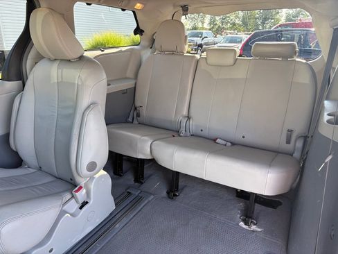 Used 2011 Toyota Sienna XLE FWD image 13