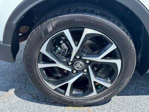 Used 2020 Toyota C-HR XLE FWD image 6