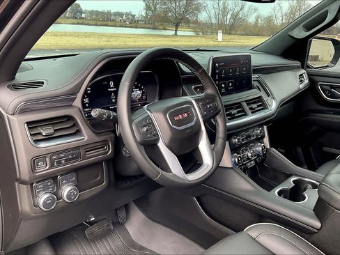 Used 2024 GMC Yukon SLT w/ SLT Luxury Package image 14