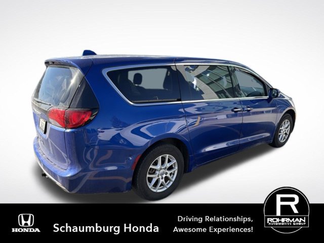 Used 2020 Chrysler Pacifica Touring FWD image 4