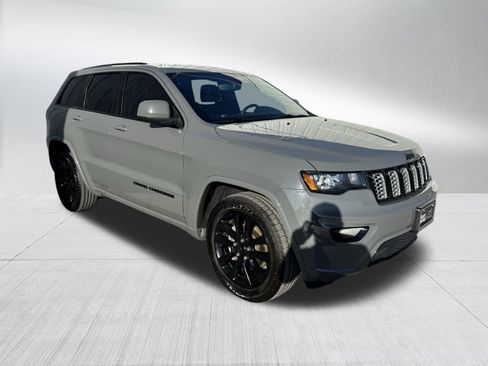 Used 2019 Jeep Grand Cherokee Altitude image 3
