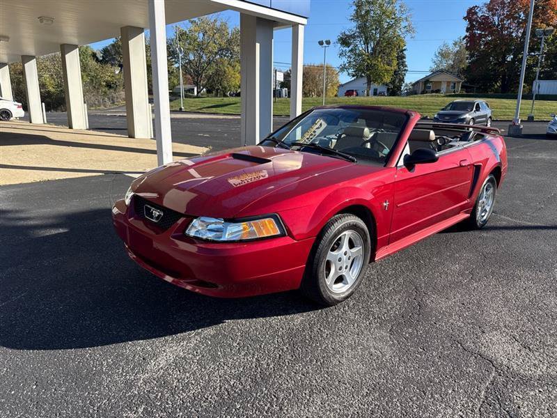 Used 2003 Ford Mustang Convertible RWD image 2