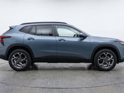 Used 2025 Chevrolet Trax LT FWD image 11