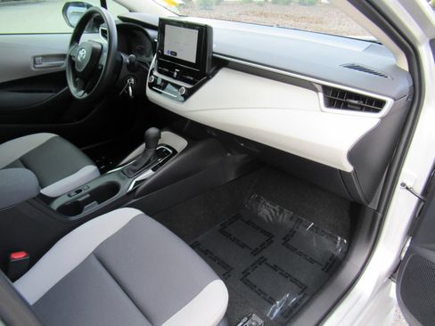 Used 2025 Toyota Corolla LE FWD image 11