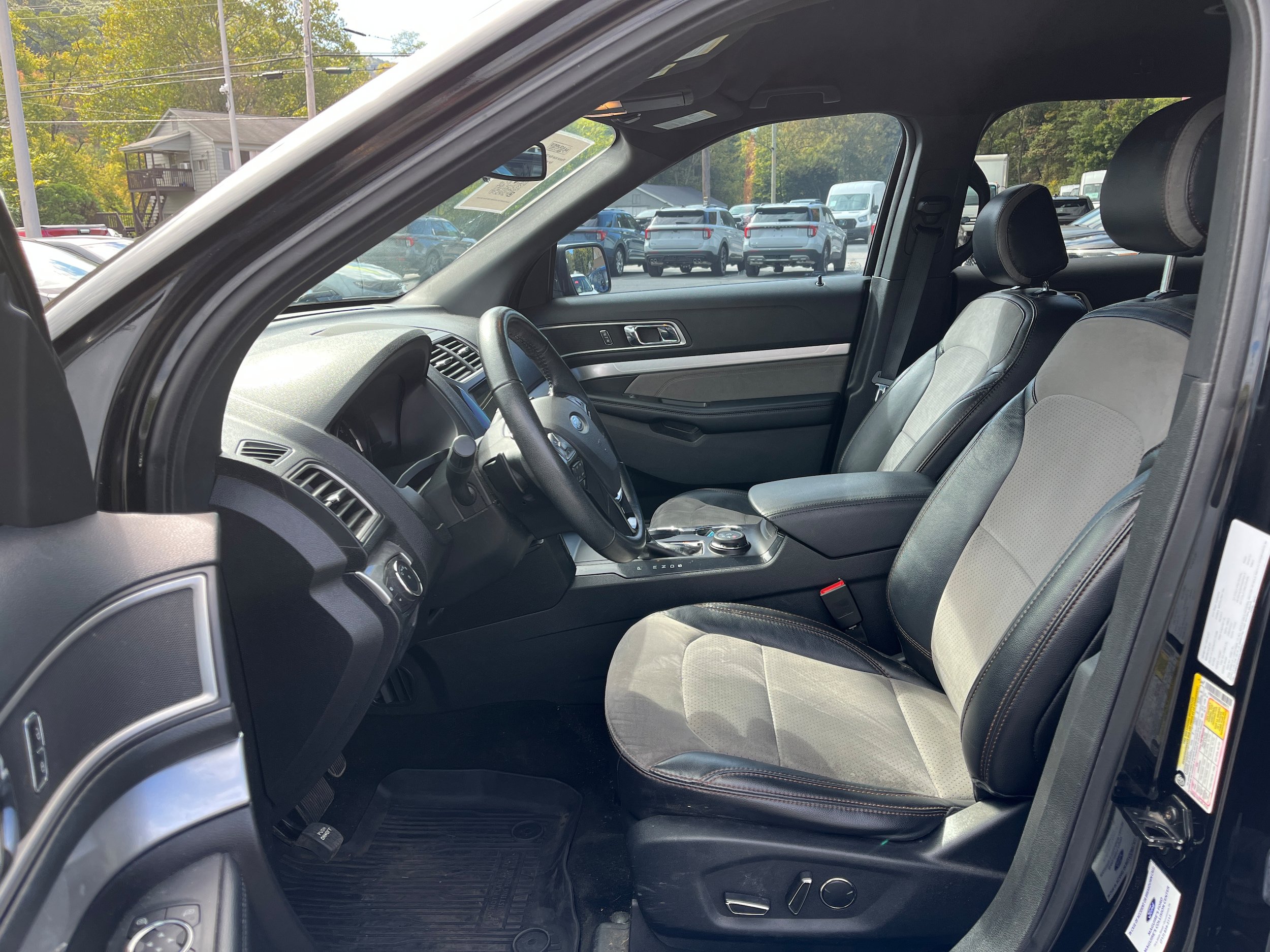 Certified 2017 Ford Explorer XLT w/ XLT Technology Feature Bundle AWD/4WD image 14