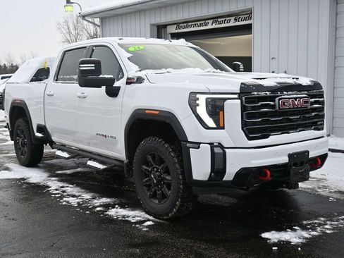 Used 2024 GMC Sierra 2500 AT4 w/ AT4 Preferred Package image 4