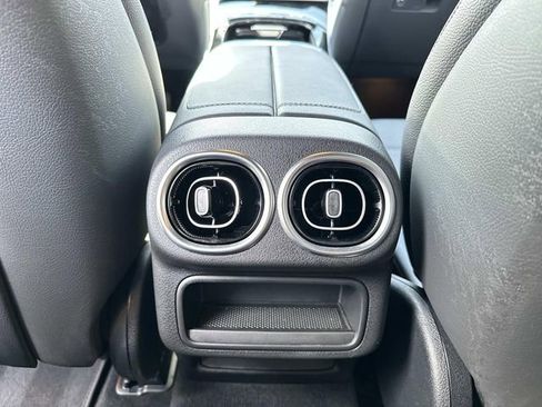 Used 2025 Mercedes-Benz GLC 300 4MATIC image 13